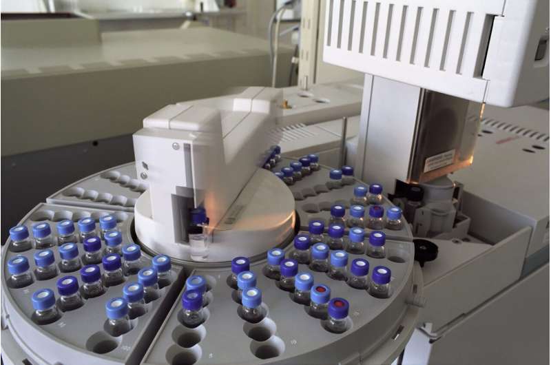 Automated sample vials in a biotech laboratory analyzer